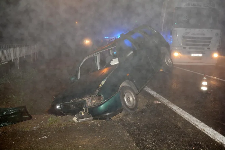 ZBOG GUSTE MAGLE I SKLISKOG KOLNIKA: Automobil sletio s ceste i zavr&scaron;io u kanalu