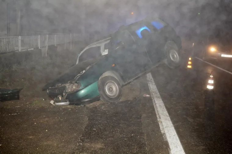 ZBOG GUSTE MAGLE I SKLISKOG KOLNIKA: Automobil sletio s ceste i zavr&scaron;io u kanalu