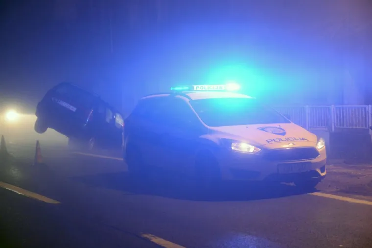 ZBOG GUSTE MAGLE I SKLISKOG KOLNIKA: Automobil sletio s ceste i zavr&scaron;io u kanalu