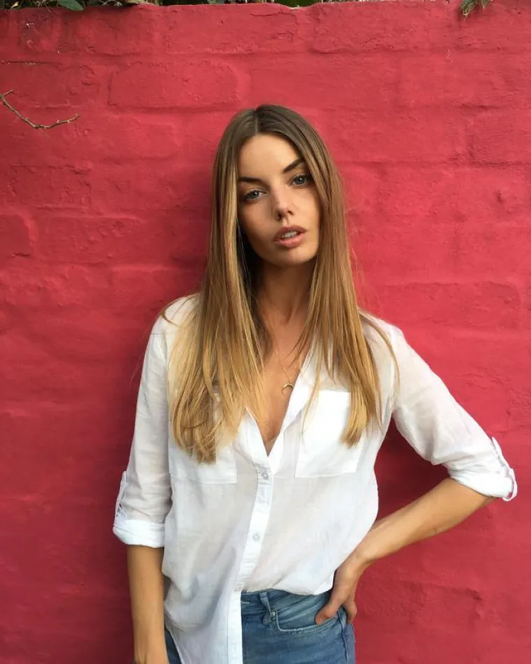 MOĆ BIJELE BOJE: Neki kažu da je simbol predaje, no njihov dekolte i dalje ponosno stoji