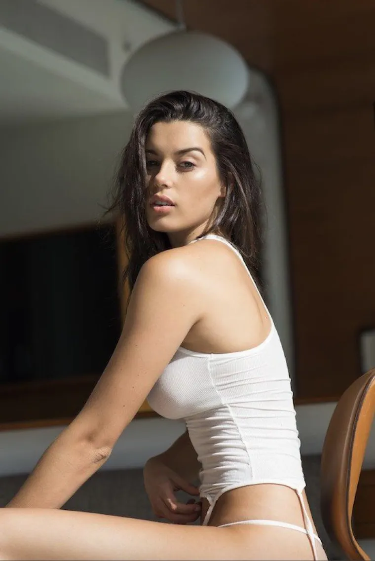 MOĆ BIJELE BOJE: Neki kažu da je simbol predaje, no njihov dekolte i dalje ponosno stoji