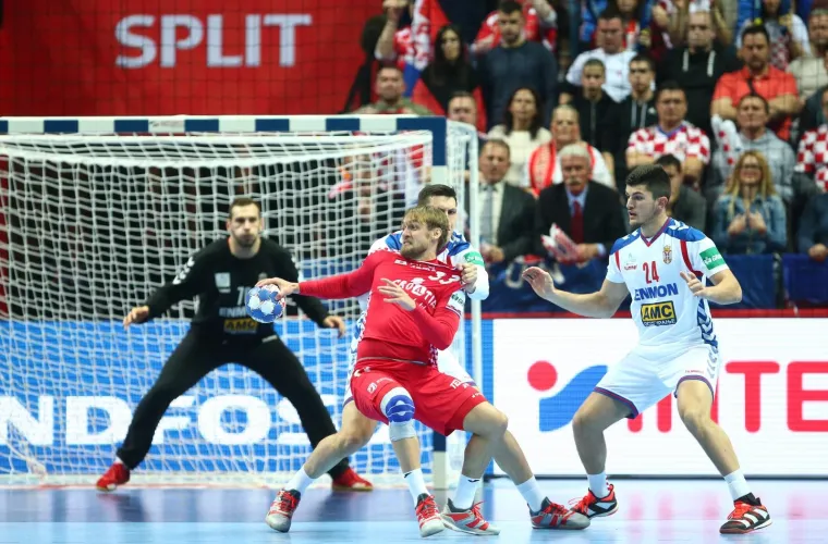 Hrvatska je u prvoj utakmici prvenstva u prepunoj Spaladium Areni rasturila Srbija s deset razlike. Ipak, izbornih Červar nema razloga za veliko zadovoljstvo. Naime, čini se da je kapetan Domagoj Duvnjak pretrpio tešku ozljedu noge. Photo: Slavko Midzor/PIXSELL