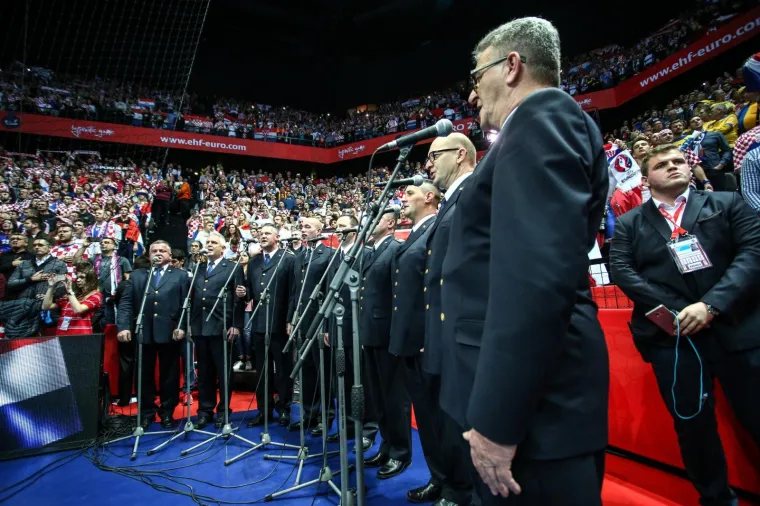 VELIKA FOTOGALERIJA S OKRŠAJA HRVATSKE I SRBIJE: Spaladium Arena gorjela, ali jedna je scena postala razlog za brigu
