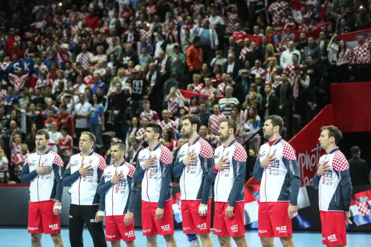 VELIKA FOTOGALERIJA S OKRŠAJA HRVATSKE I SRBIJE: Spaladium Arena gorjela, ali jedna je scena postala razlog za brigu