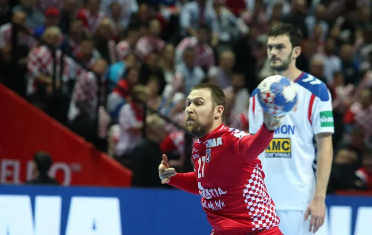 VELIKA FOTOGALERIJA S OKRŠAJA HRVATSKE I SRBIJE: Spaladium Arena gorjela, ali jedna je scena postala razlog za brigu
