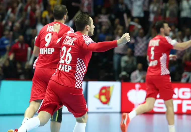 VELIKA FOTOGALERIJA S OKRŠAJA HRVATSKE I SRBIJE: Spaladium Arena gorjela, ali jedna je scena postala razlog za brigu