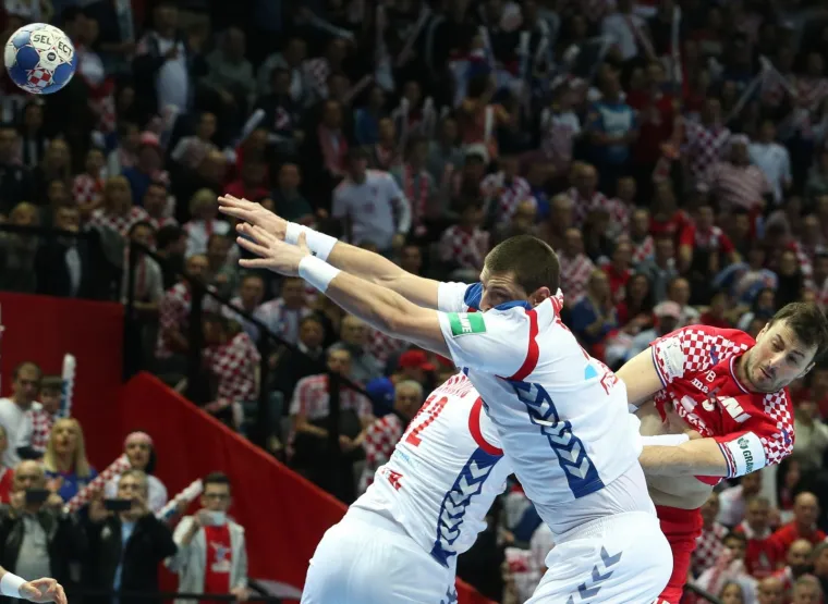 VELIKA FOTOGALERIJA S OKRŠAJA HRVATSKE I SRBIJE: Spaladium Arena gorjela, ali jedna je scena postala razlog za brigu