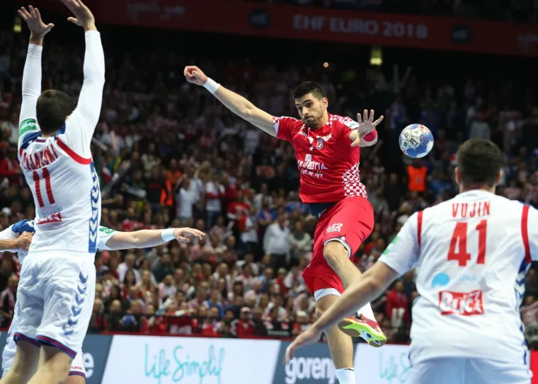 VELIKA FOTOGALERIJA S OKR&Scaron;AJA HRVATSKE I SRBIJE: Spaladium Arena gorjela, ali jedna je scena postala razlog za brigu