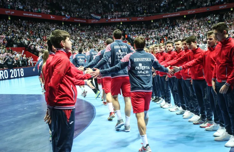 VELIKA FOTOGALERIJA S OKR&Scaron;AJA HRVATSKE I SRBIJE: Spaladium Arena gorjela, ali jedna je scena postala razlog za brigu