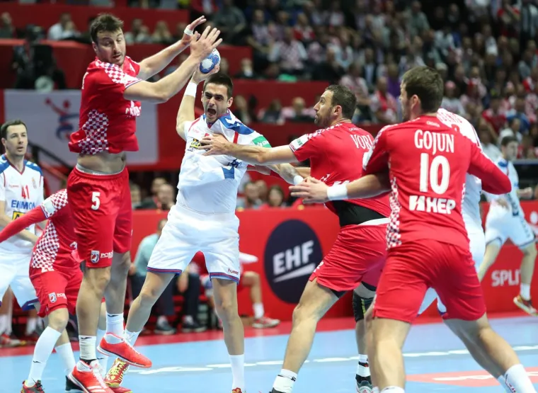 VELIKA FOTOGALERIJA S OKR&Scaron;AJA HRVATSKE I SRBIJE: Spaladium Arena gorjela, ali jedna je scena postala razlog za brigu