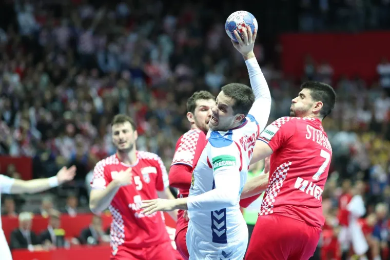 VELIKA FOTOGALERIJA S OKR&Scaron;AJA HRVATSKE I SRBIJE: Spaladium Arena gorjela, ali jedna je scena postala razlog za brigu