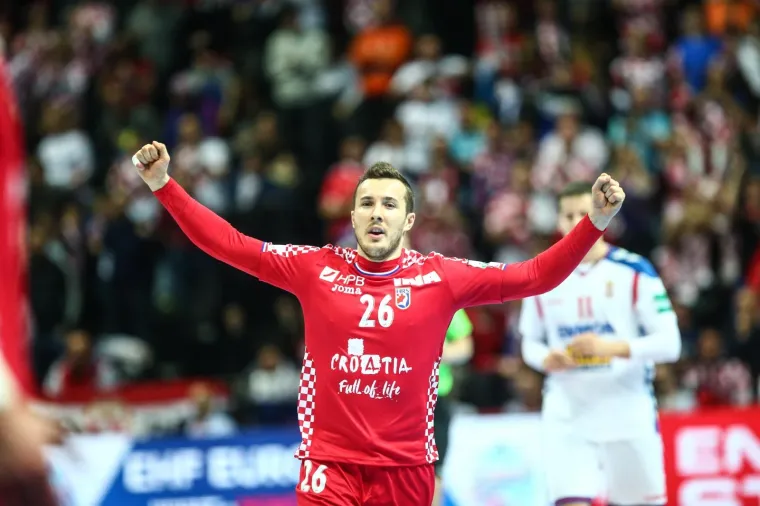 VELIKA FOTOGALERIJA S OKR&Scaron;AJA HRVATSKE I SRBIJE: Spaladium Arena gorjela, ali jedna je scena postala razlog za brigu