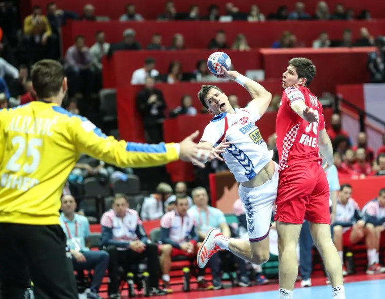 VELIKA FOTOGALERIJA S OKR&Scaron;AJA HRVATSKE I SRBIJE: Spaladium Arena gorjela, ali jedna je scena postala razlog za brigu