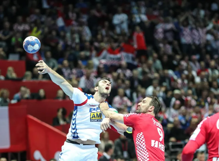 VELIKA FOTOGALERIJA S OKR&Scaron;AJA HRVATSKE I SRBIJE: Spaladium Arena gorjela, ali jedna je scena postala razlog za brigu