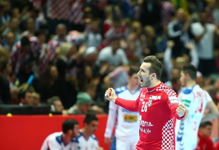 VELIKA FOTOGALERIJA S OKR&Scaron;AJA HRVATSKE I SRBIJE: Spaladium Arena gorjela, ali jedna je scena postala razlog za brigu