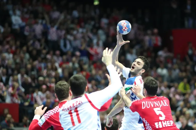 VELIKA FOTOGALERIJA S OKR&Scaron;AJA HRVATSKE I SRBIJE: Spaladium Arena gorjela, ali jedna je scena postala razlog za brigu