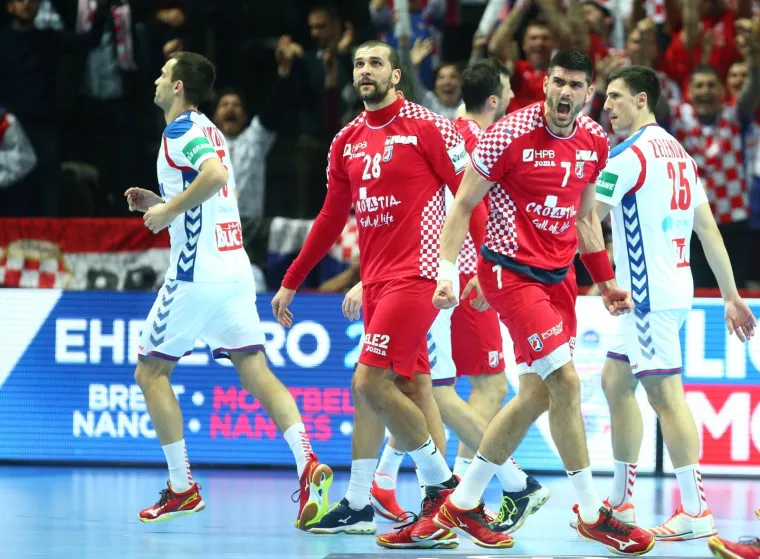 VELIKA FOTOGALERIJA S OKR&Scaron;AJA HRVATSKE I SRBIJE: Spaladium Arena gorjela, ali jedna je scena postala razlog za brigu