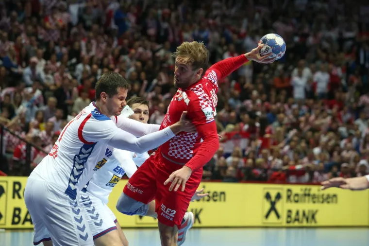 VELIKA FOTOGALERIJA S OKR&Scaron;AJA HRVATSKE I SRBIJE: Spaladium Arena gorjela, ali jedna je scena postala razlog za brigu