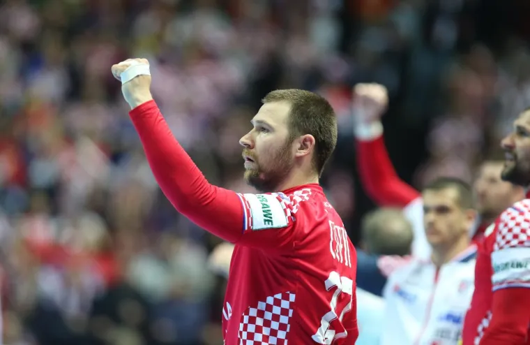 VELIKA FOTOGALERIJA S OKR&Scaron;AJA HRVATSKE I SRBIJE: Spaladium Arena gorjela, ali jedna je scena postala razlog za brigu