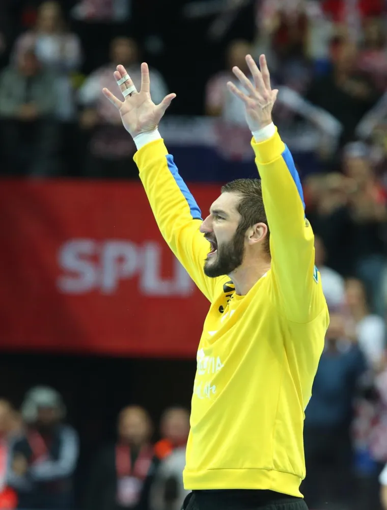 VELIKA FOTOGALERIJA S OKR&Scaron;AJA HRVATSKE I SRBIJE: Spaladium Arena gorjela, ali jedna je scena postala razlog za brigu