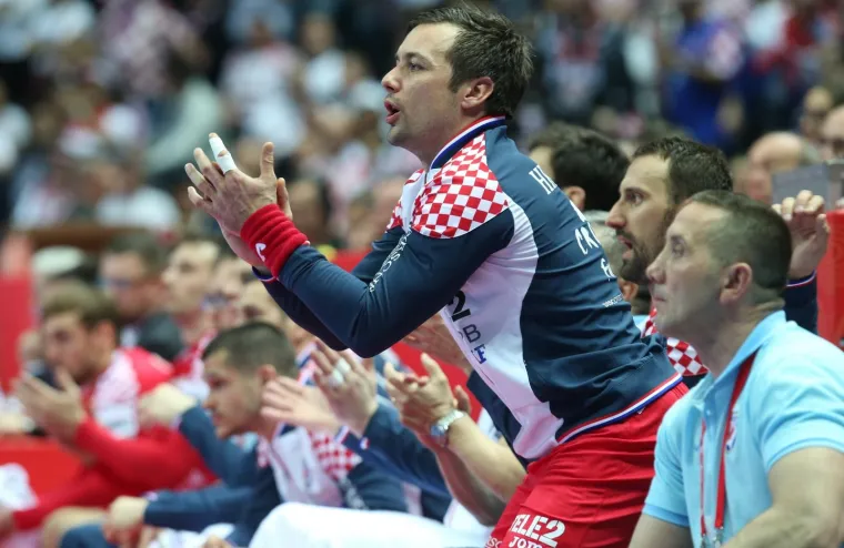 VELIKA FOTOGALERIJA S OKR&Scaron;AJA HRVATSKE I SRBIJE: Spaladium Arena gorjela, ali jedna je scena postala razlog za brigu