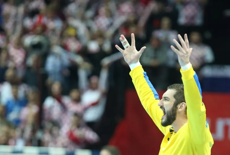 VELIKA FOTOGALERIJA S OKR&Scaron;AJA HRVATSKE I SRBIJE: Spaladium Arena gorjela, ali jedna je scena postala razlog za brigu