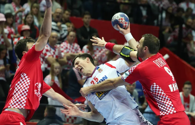 VELIKA FOTOGALERIJA S OKR&Scaron;AJA HRVATSKE I SRBIJE: Spaladium Arena gorjela, ali jedna je scena postala razlog za brigu