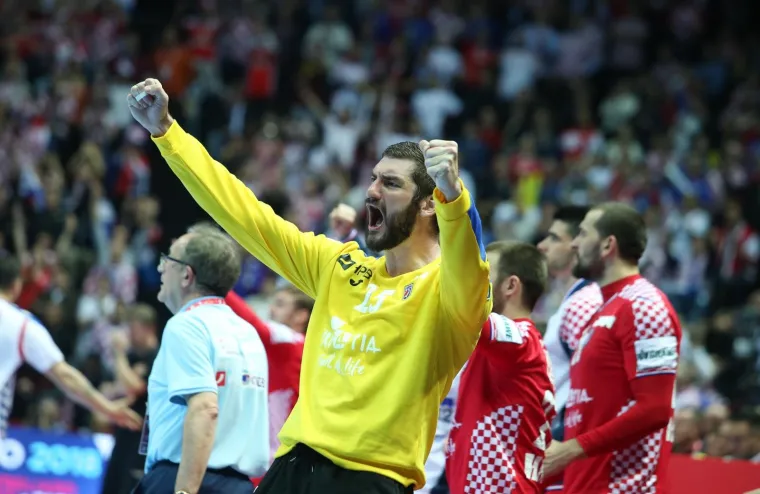 VELIKA FOTOGALERIJA S OKR&Scaron;AJA HRVATSKE I SRBIJE: Spaladium Arena gorjela, ali jedna je scena postala razlog za brigu