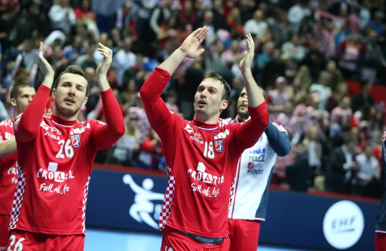 VELIKA FOTOGALERIJA S OKR&Scaron;AJA HRVATSKE I SRBIJE: Spaladium Arena gorjela, ali jedna je scena postala razlog za brigu