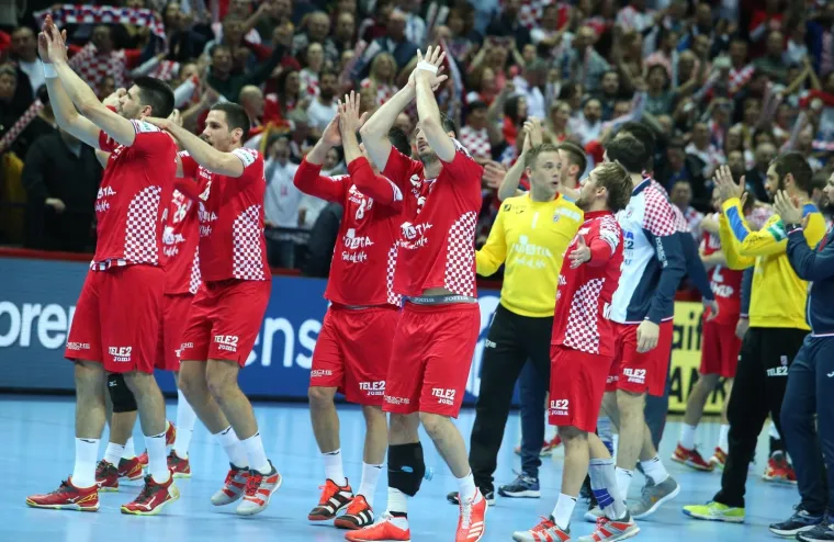 VELIKA FOTOGALERIJA S OKR&Scaron;AJA HRVATSKE I SRBIJE: Spaladium Arena gorjela, ali jedna je scena postala razlog za brigu