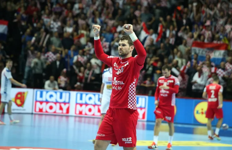 VELIKA FOTOGALERIJA S OKR&Scaron;AJA HRVATSKE I SRBIJE: Spaladium Arena gorjela, ali jedna je scena postala razlog za brigu