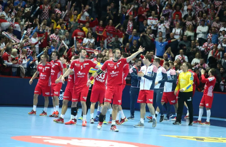 VELIKA FOTOGALERIJA S OKR&Scaron;AJA HRVATSKE I SRBIJE: Spaladium Arena gorjela, ali jedna je scena postala razlog za brigu