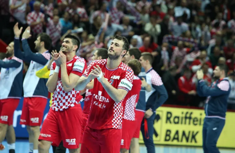 VELIKA FOTOGALERIJA S OKR&Scaron;AJA HRVATSKE I SRBIJE: Spaladium Arena gorjela, ali jedna je scena postala razlog za brigu