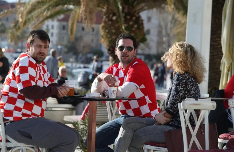 ATMOSFERA SE ZAHUHTAVA: Kockice su ponovno hit, grad pod Marjanom zahvatila euforija