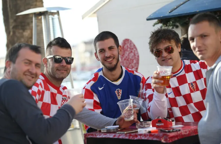 ATMOSFERA SE ZAHUHTAVA: Kockice su ponovno hit, grad pod Marjanom zahvatila euforija