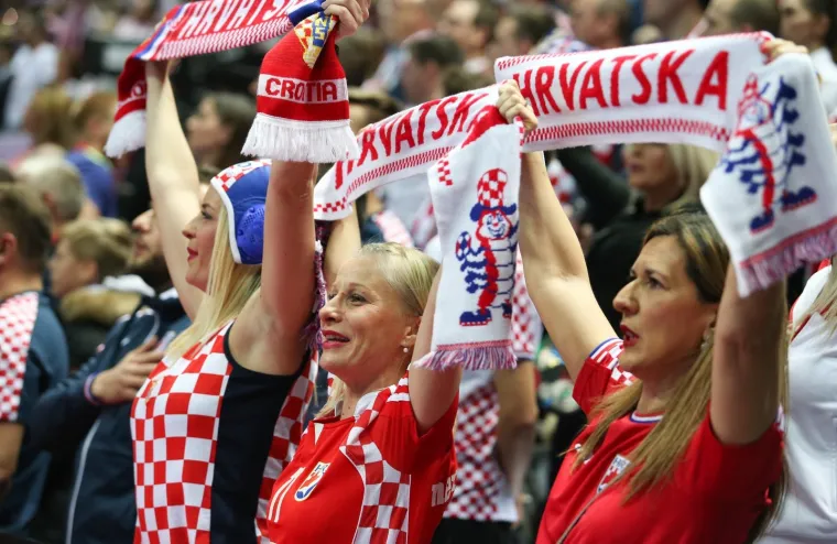 Kakva energija: navijači bodre rukometa&scaron;e u 1. kolu utakmice EP-a Hrvatska - Srbija