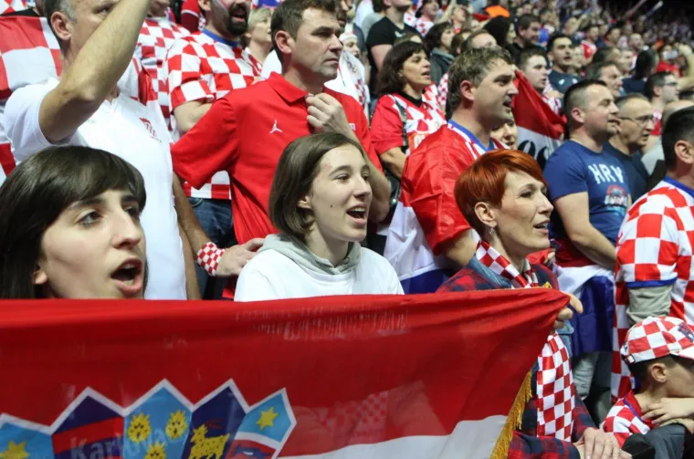 Kakva energija: navijači bodre rukometa&scaron;e u 1. kolu utakmice EP-a Hrvatska - Srbija