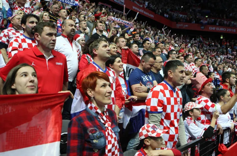 Kakva energija: navijači bodre rukometa&scaron;e u 1. kolu utakmice EP-a Hrvatska - Srbija