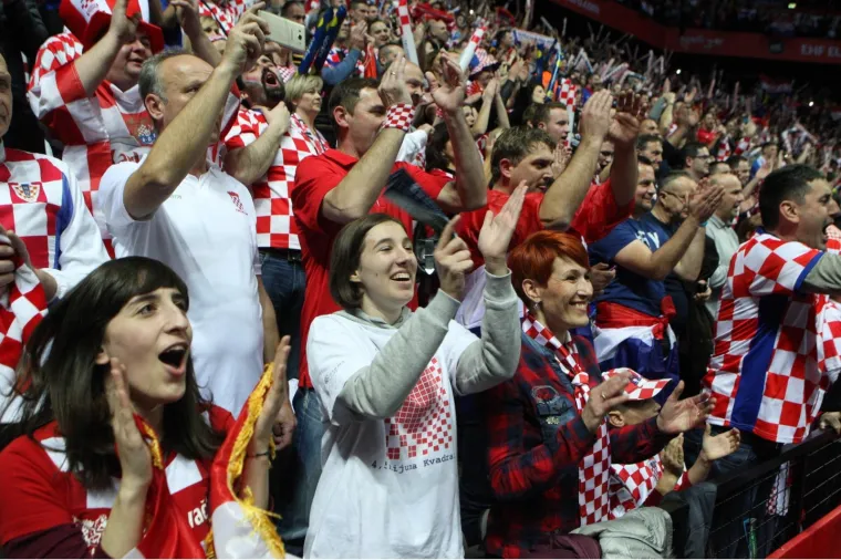 Kakva energija: navijači bodre rukometa&scaron;e u 1. kolu utakmice EP-a Hrvatska - Srbija