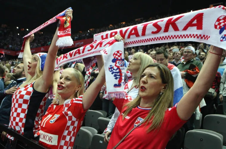 Kakva energija: navijači bodre rukometa&scaron;e u 1. kolu utakmice EP-a Hrvatska - Srbija