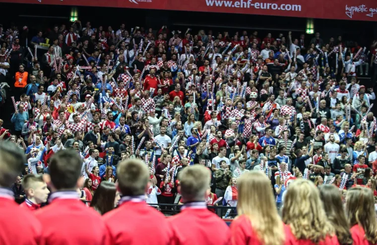 Kakva energija: navijači bodre rukometa&scaron;e u 1. kolu utakmice EP-a Hrvatska - Srbija