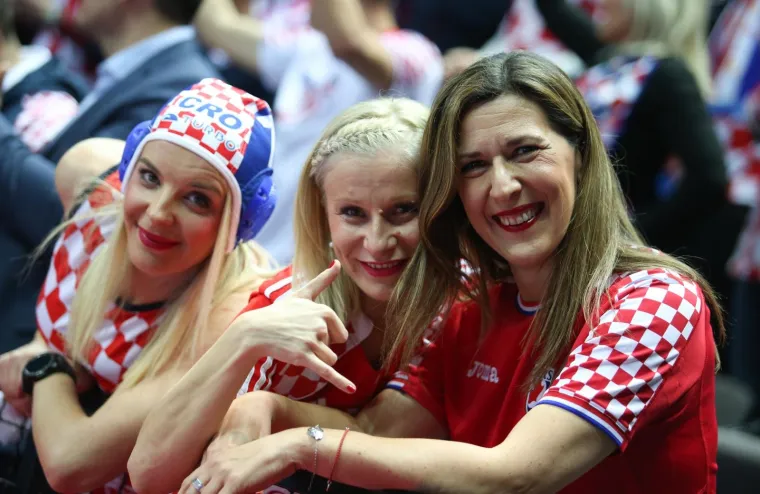 Kakva energija: navijači bodre rukometa&scaron;e u 1. kolu utakmice EP-a Hrvatska - Srbija