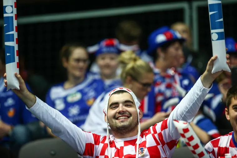 Kakva energija: navijači bodre rukometa&scaron;e u 1. kolu utakmice EP-a Hrvatska - Srbija