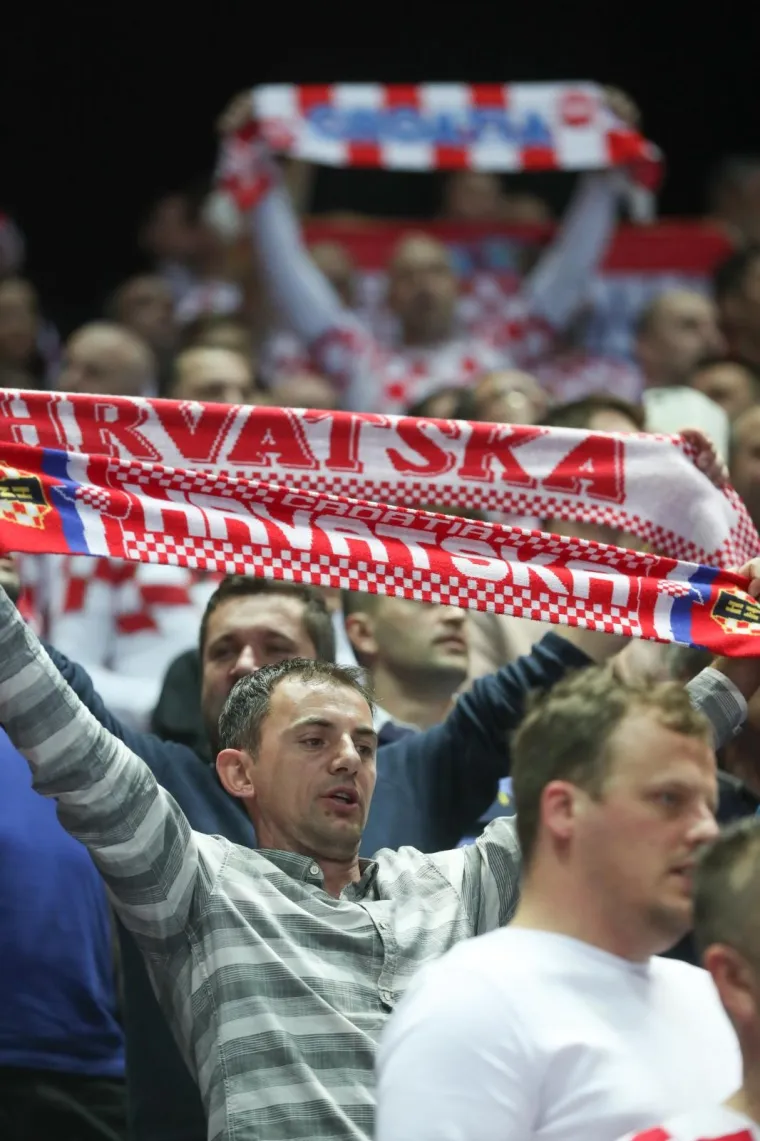 Kakva energija: navijači bodre rukometa&scaron;e u 1. kolu utakmice EP-a Hrvatska - Srbija