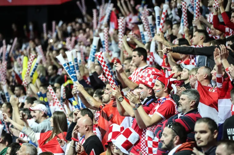 Kakva energija: navijači bodre rukometa&scaron;e u 1. kolu utakmice EP-a Hrvatska - Srbija