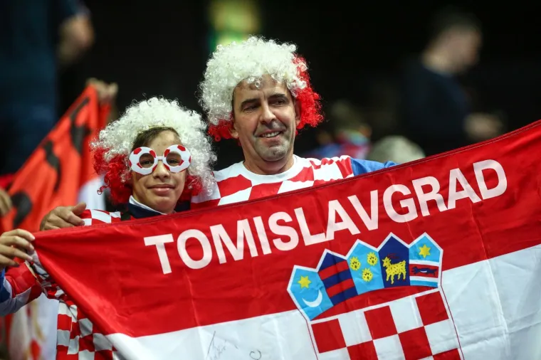 Kakva energija: navijači bodre rukometa&scaron;e u 1. kolu utakmice EP-a Hrvatska - Srbija