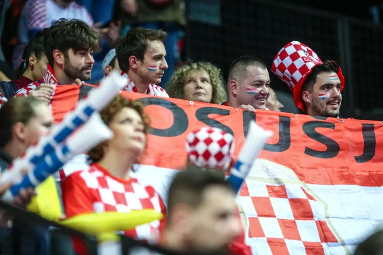 Kakva energija: navijači bodre rukometa&scaron;e u 1. kolu utakmice EP-a Hrvatska - Srbija