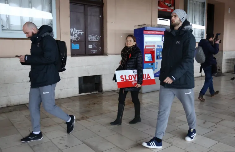 Blizinu Zagreba Slovenci su odlučili iskoristiti za dobru PR priču. Na Europsko prvenstvo doputovali su vlakom. 'Pobijedit će sport', najavio je njihov izbornik Veselin Vujović. 'Način dolaska u Hrvatsku neće biti na&scaron;a jedina posebnost na Prvenstvu', dodao je. Već sutra, kada igraju s Makedonijom, iz Slovenije dolazi navijački vlak. Broj navijača koji će ih bodriti na svakoj utakmici mogao bi dosegnuti i 5.000.