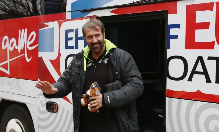 Blizinu Zagreba Slovenci su odlučili iskoristiti za dobru PR priču. Na Europsko prvenstvo doputovali su vlakom. 'Pobijedit će sport', najavio je njihov izbornik Veselin Vujović. 'Način dolaska u Hrvatsku neće biti na&scaron;a jedina posebnost na Prvenstvu', dodao je. Već sutra, kada igraju s Makedonijom, iz Slovenije dolazi navijački vlak. Broj navijača koji će ih bodriti na svakoj utakmici mogao bi dosegnuti i 5.000.