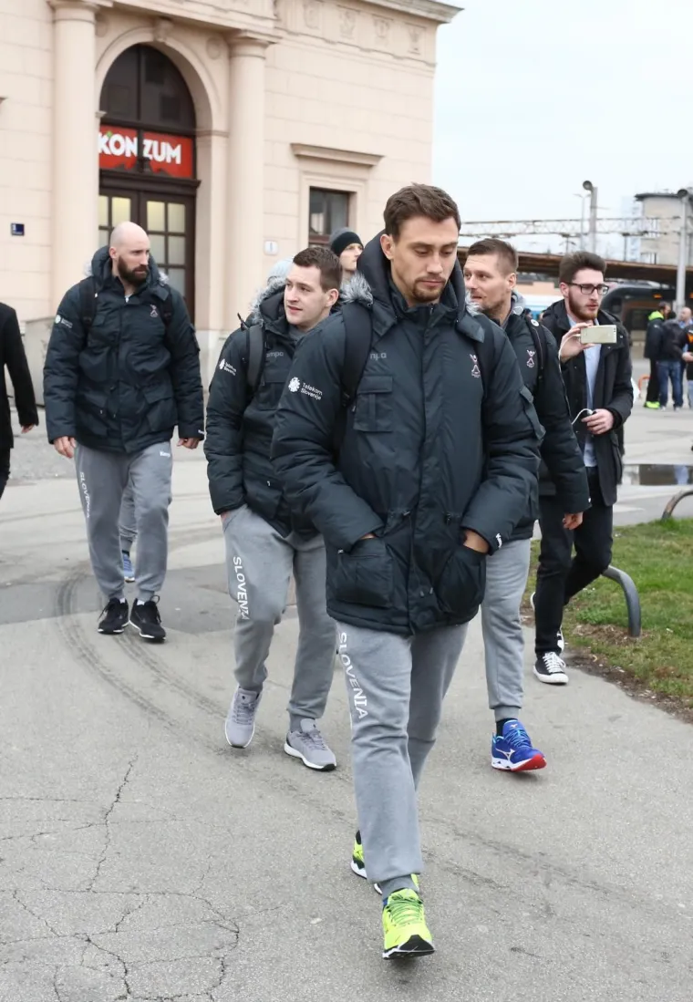 Blizinu Zagreba Slovenci su odlučili iskoristiti za dobru PR priču. Na Europsko prvenstvo doputovali su vlakom. 'Pobijedit će sport', najavio je njihov izbornik Veselin Vujović. 'Način dolaska u Hrvatsku neće biti na&scaron;a jedina posebnost na Prvenstvu', dodao je. Već sutra, kada igraju s Makedonijom, iz Slovenije dolazi navijački vlak. Broj navijača koji će ih bodriti na svakoj utakmici mogao bi dosegnuti i 5.000.